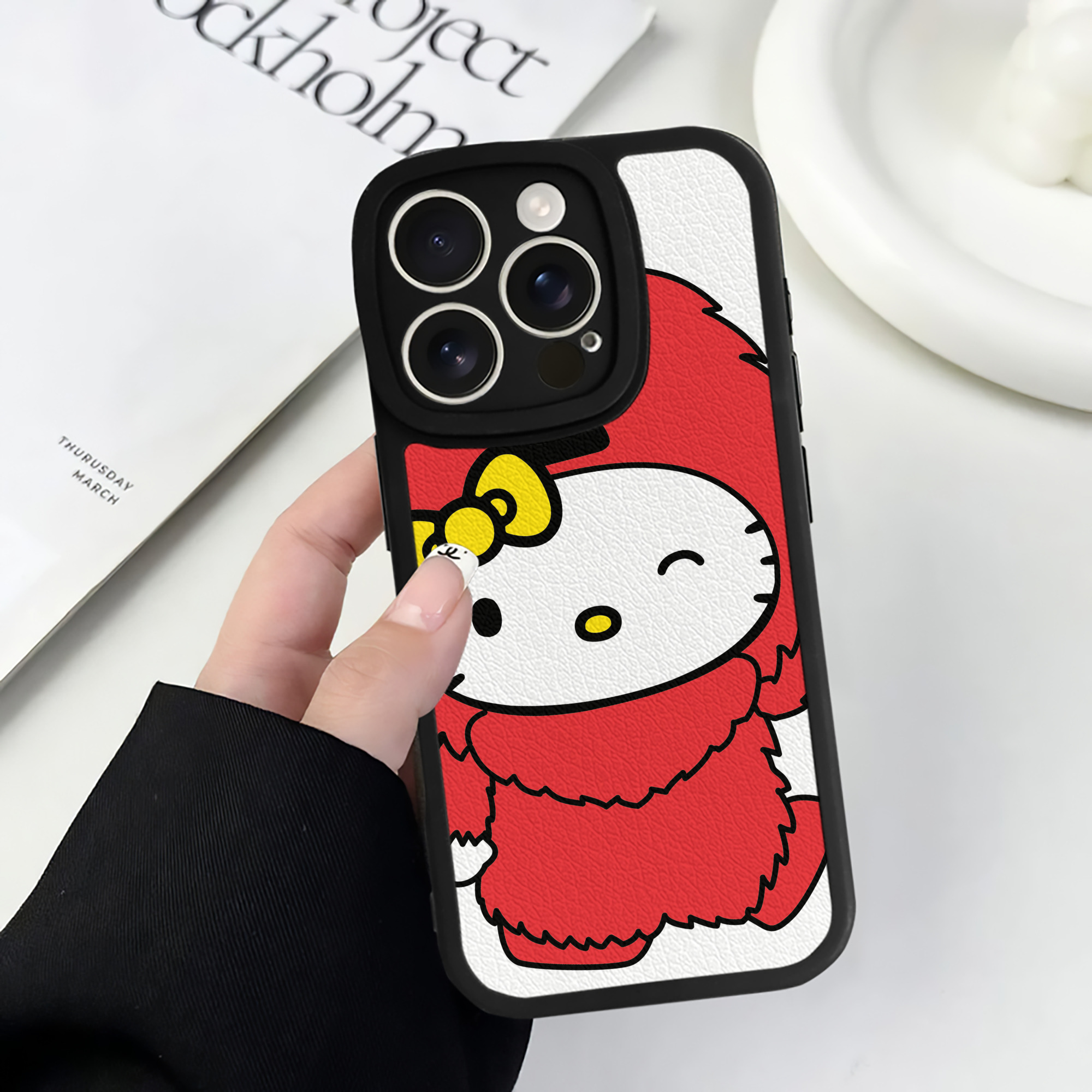 （画像用） Hello Kitty ハローキティ 【iPhone 16シリーズ対応】シリコンスマホケース（レザー調） 材質：シリコン